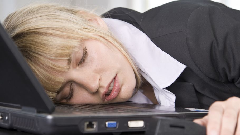 Kvinder sover åbenbart i timen, når de forhandler løn. I hvert fald løber mændene fra dem og scorer de gode lønsummer. (Foto: Colourbox)