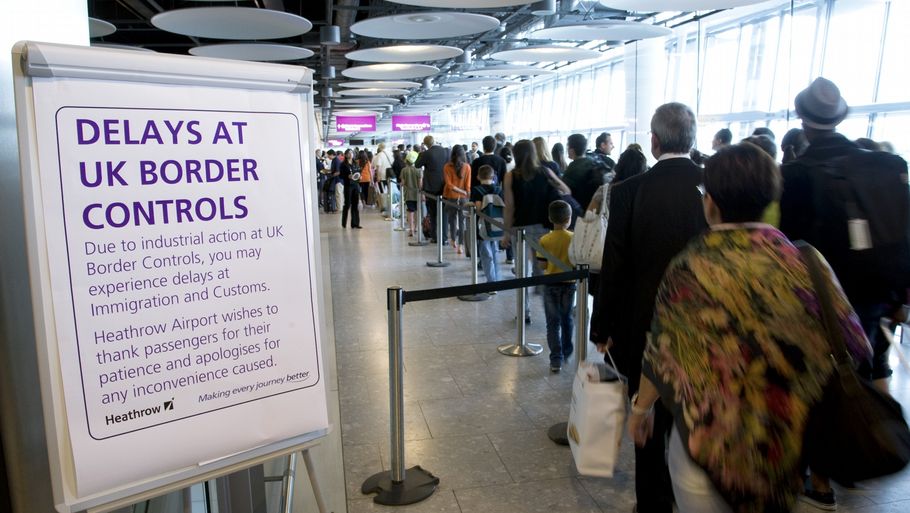 Mange tusind rejsende er blevet sendt i den forkerte retning i de britiske lufthavne siden 2013, og er derfor ikke blevet sikkerhedstjekket i grænsekontrollen. Arkivfoto: AP