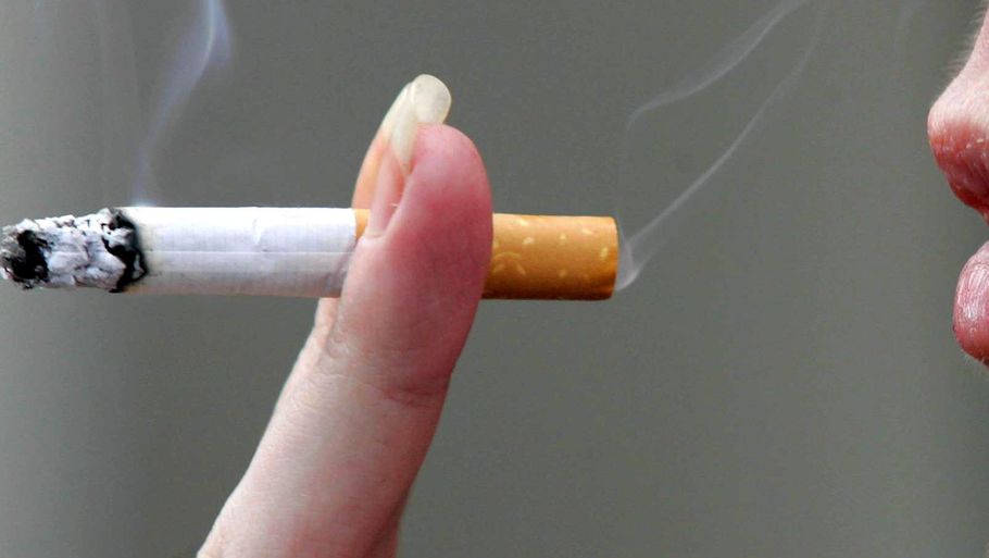 Der skal være en gulerod ved at holde sig fra cigaretterne, mener en stor andel i en ny undersøgelse. Foto: Colourbox
