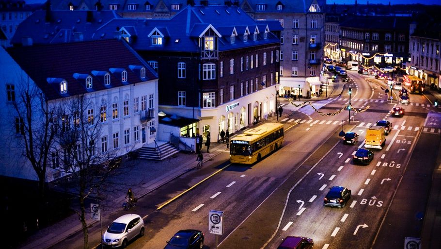 Regeringen lægger op til at betalingsringen skal løbe langs grænsen til Københavns Kommune. Som her ved grænsen mellem Københavns Kommune og Gentofte Kommune. Grænsen går mellem det røde mustenshus til venstre og det hvide hus med rødt tag. (foto: Polfoto)