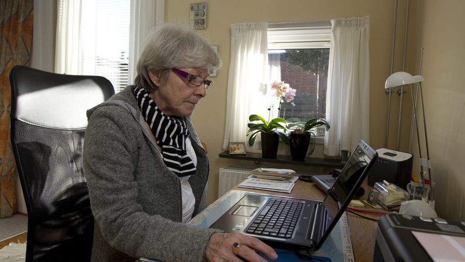 68-årige Solveig Sørensen er en af de ældre, der har en datingprofil på nettet. Foto: Thomas Sjørup)