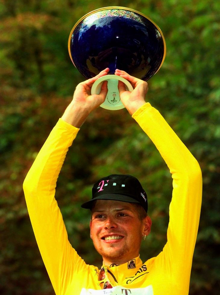 Jan Ullrich med beviset på, at han for 20 år siden vandt verdens største cykelløb. Foto: AP/Peter Dejong