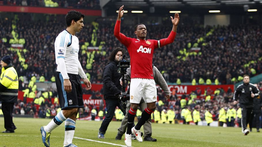 Patrice Evra var en populær mand i Manchester United. Her i selskab med sin evige rival Luis Suarez. Foto: AP