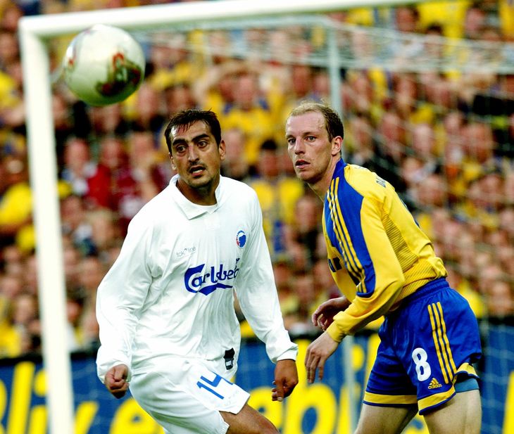 Kim Daugaard måtte sammen med resten af holdet se sig slået af Bora Zivkovic og FCK i den næstsidste kamp af sæsonen 2004/2005. Foto: Lars Poulsen