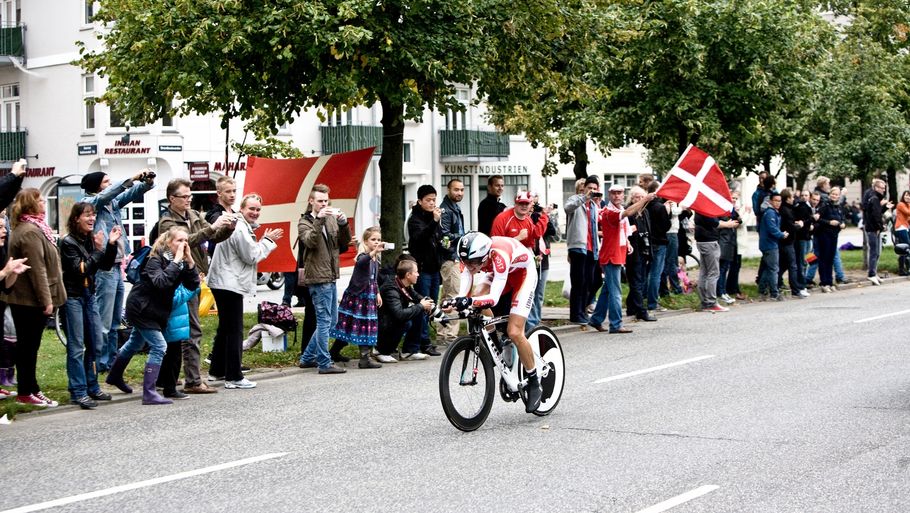 VM i cykling gav København nærmest ubetalelig reklame ude i verden og var med til at brande byen som grøn, venlig og imødekommende. Her er det Jakob Fuglsang, der kæmper sig gennem enkeltstarten. (Foto: Gonzales Photo/Jonas Kjær/Polfoto)