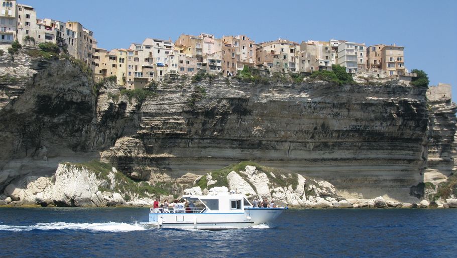 Synet af den gamle fæstningsby på toppen af klipperne er suverænt flot fra en udflugtsbåd.