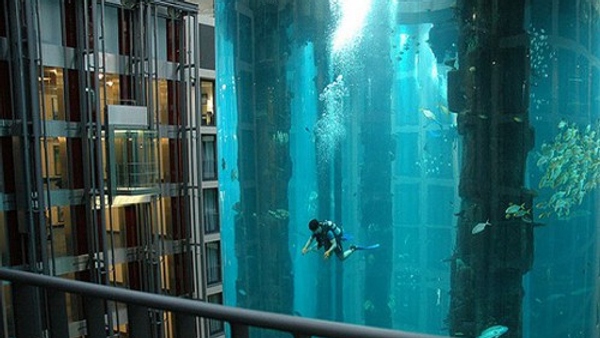 Se hotellet verdens cylinderformede akvarium – Ekstra