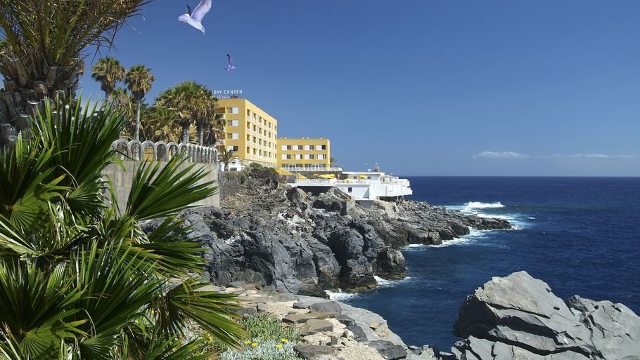 En spansk mand mistede livet for øjnene af sin nyforlovede på øen Tenerife, som er et yderst populært rejsemål for danskerne. Foto: Apollo