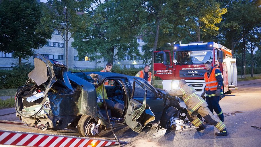 Bilen var helt krøllet sammen efter ulykken i Valby. (Foto: Kenneth Meyer)