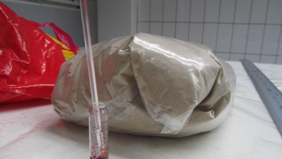 Denne pose med 10 kilo heroin blev beslaglagt ved anholdelserne i Aarhus. Andre 10 kilo blev opsnappet i Istanbul. (politifoto)