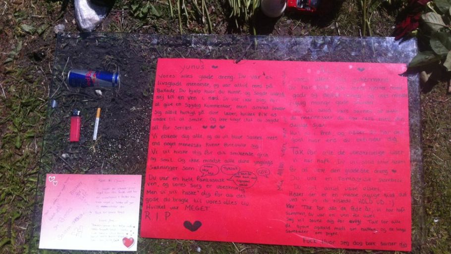 Vennerne har skrevet et afskedsbrev og lagt en cigaret og en dåse Red Bull som hilsen til de dræbte. (privatfoto)