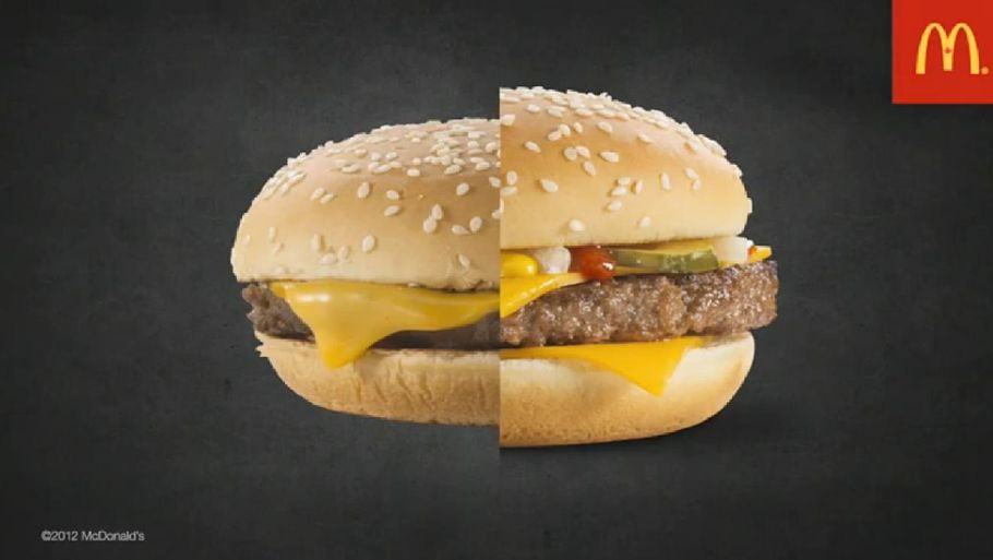 Så stor er forskellen på en 'ægte' og en manipuleret Quarterpounder ifølge McDonalds selv. (Foto: Youtube-grab)