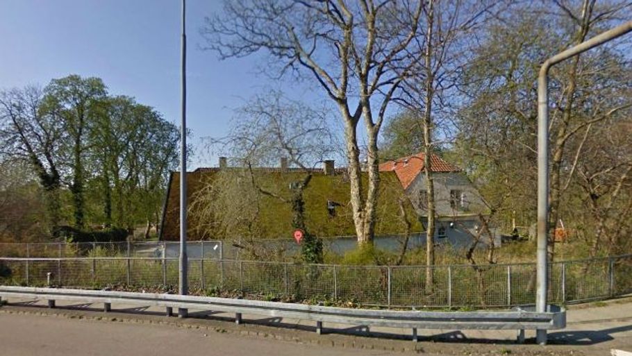 En lille vuggestuedreng fik den 6. juni et stykke æble galt i halsen i institutionen Kastaniehaven i Ringsted. Pædagogerne gjorde alt, hvad de kunne for at få frugtstykket ud af den kun 13 måneder gamle dreng. Det lykkedes dog først på Rigshospitalet, hvor drengen blev lagt i koma. (Foto: Google Maps)