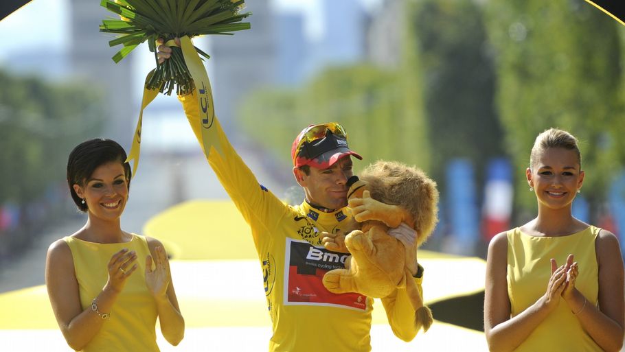 Cadel Evans vandt sidste år den eftertragtede gule trøje i verdens største cykelløb. Et løb der følges intenst af millioner af mennesker (Arkivfoto: AP)