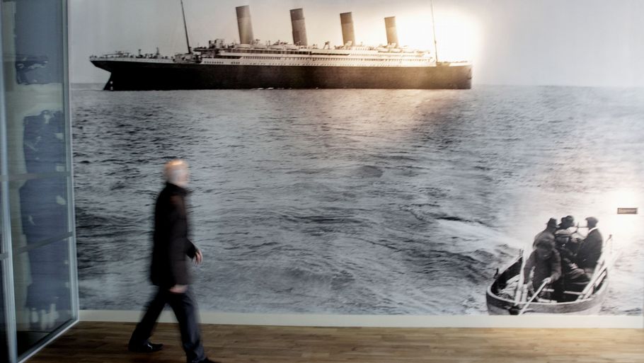 På det nye oplevelsescenter Titanic Belfast Experience kan man bl.a. se dette sidste billede af Titanic, der er taget fra kysten ud for Cork i Irland. (Foto: AP)