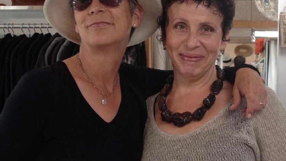 Natalia Trudsø mødte Hollywood-stjernen Jamie Lee Curtis og hendes søster Kelly, da amerikanerne var på Bornholm på jagt efter den danske del af deres mors familie. (Foto: Kelly Curtis)