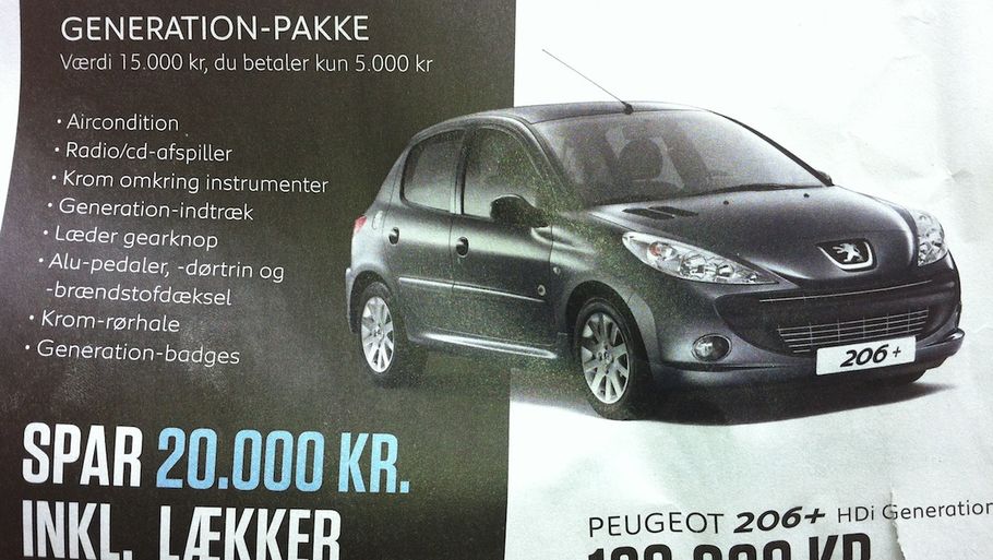 I denne kampagne lokker Peugeot med lave priser på Peugeot 206+. Men den findes ikke, og annoncen er en fejl, indrømmer Peugeots direktør. Den reelle pris for en femdørs 206+ med en 70 hestes dieselmotor er 135.000 kr. og ikke 129.990 kr. De 20.000 kr. som annoncen hentyder til er en prissænkning i forhold til en tidligere pris.