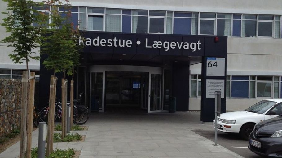 En menneskehob på 60-70 unge prøvede at trænge ind til skudofferet, da han hårdt såret var bragt på skadestuen på Odense Universitetshospital. Foto: Ekstra Bladet