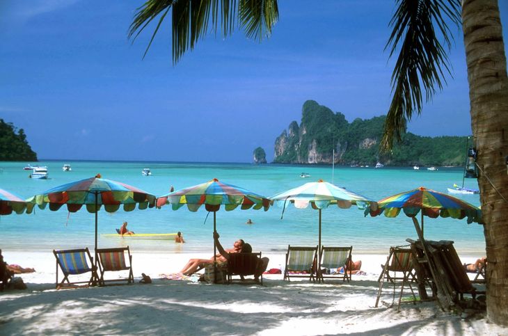 Phi Phi-øerne i Thailand er blevet yderst populære, siden Hollywood-skåret Leonardo DiCaprio betrådte stranden Maya Bay i filmen 'The Beach'. Foto: Piwiwarczyk/Atlas Photo
