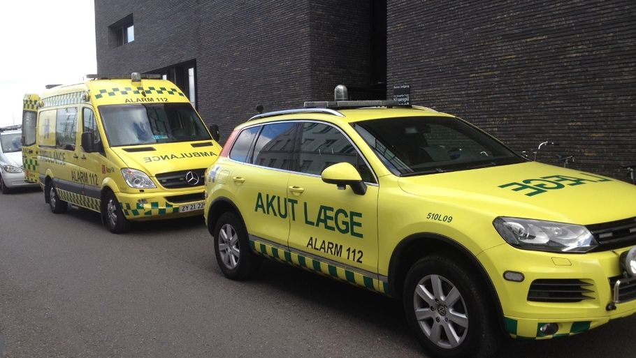 Både ambulance og lægeambulance var til stede for kort tid siden ved Skuespilhuset i København. (Foto: James Kristoffer Miles)