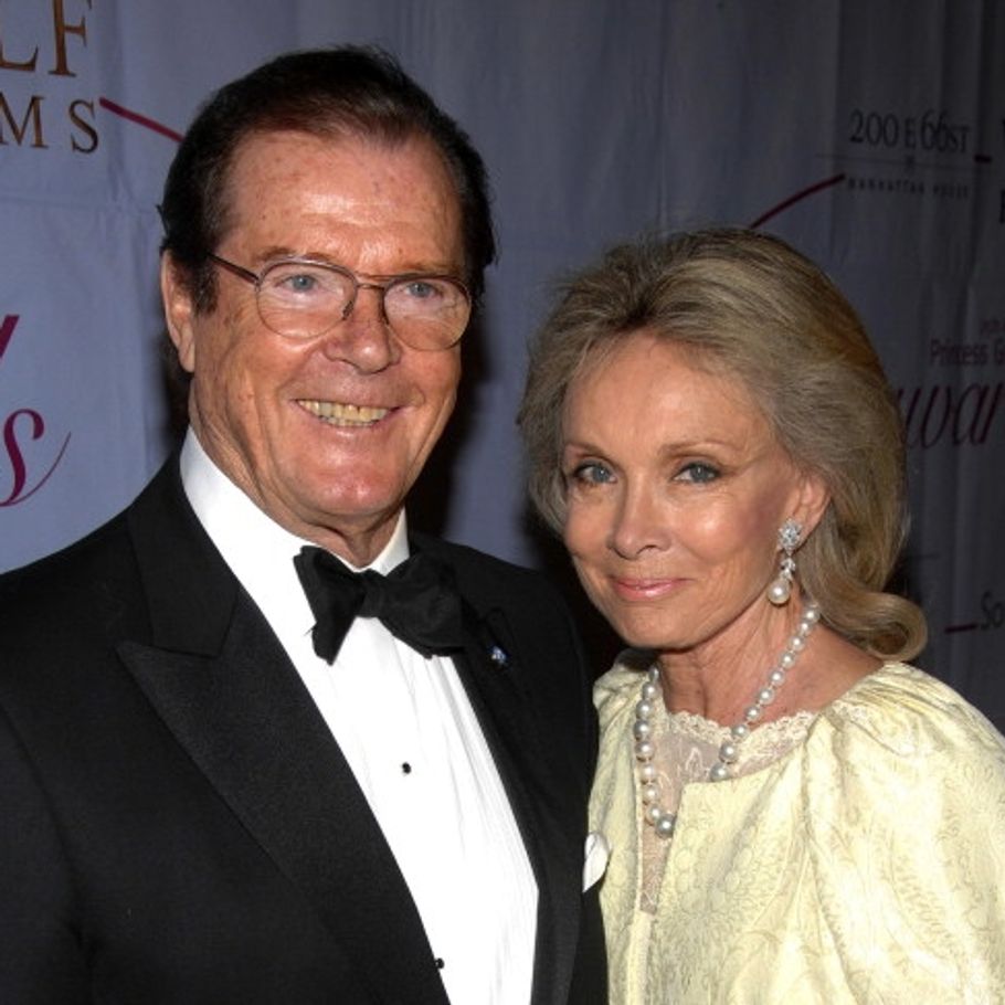 Roger Moore taler ud om hustruvold billede pic