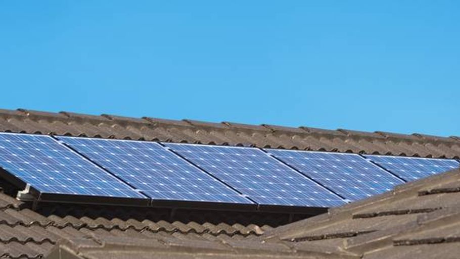 Energistyrelsens afregningssystem er ikke bygget til lange perioder med høje elpriser - så nu skal 47.000 solcelle- og vindmølle ejere betale i alt 182 millioner kroner retur. Foto: Colourbox