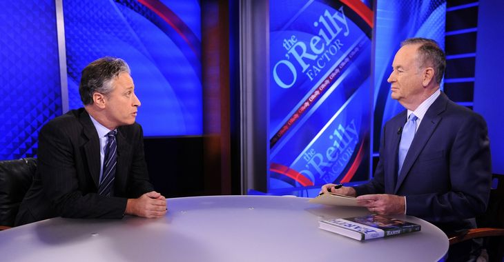 Bill O'Reilly er kendt for at gå hårdt til sine gæster i studiet i 'The O'Reilly Factor' på Fox News. Her er Jon Stewart i den varme stol. (Foto: AP)