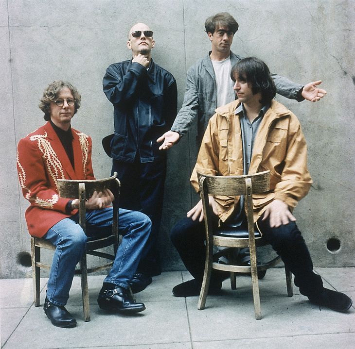 R.E.M. anno 1994. Fra venstre Mike Mills, Michael Stipe, Bill Berry og Peter Buck. Foto: Warner 