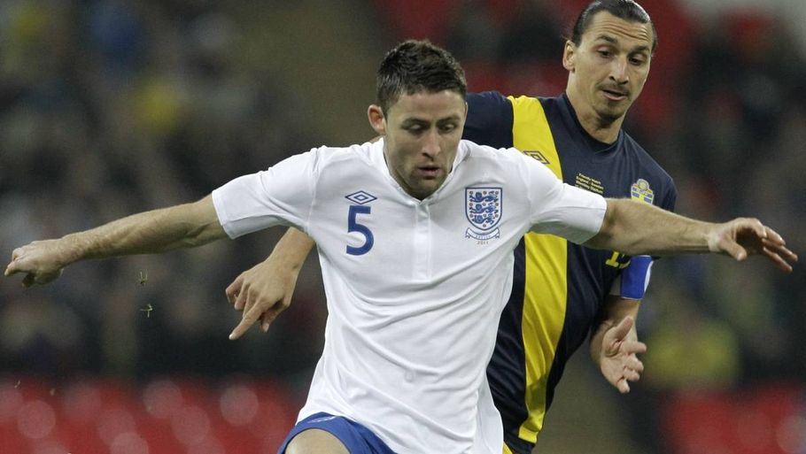 Gary Cahill er noteret for syv landskampe for England. Her mod Sverige og Zlatan Ibrahimovic i efteråret. (Foto: AP)