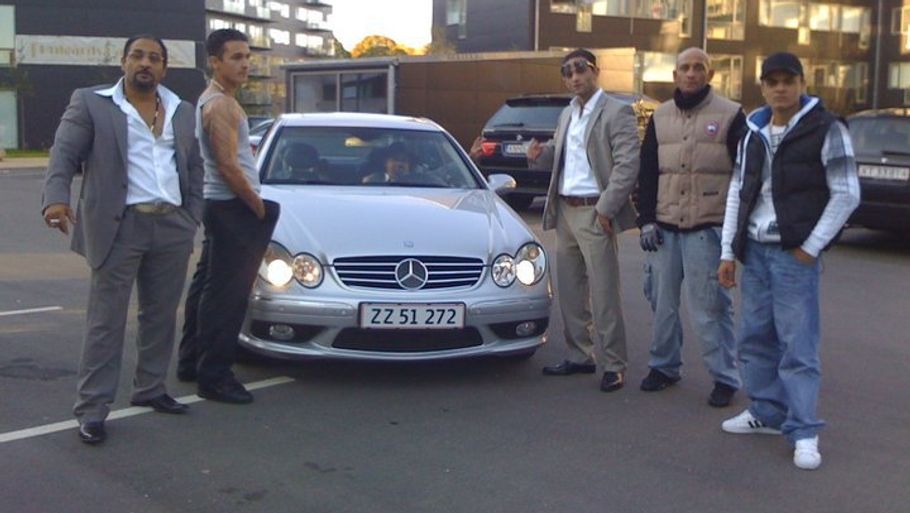 Her viser seks medlemmer af Levakovic-familien en af deres luksusbiler. De lever ellers af sociale ydelser. I går var de dog beskedent kørende i en Ford Escort.(privatfoto)