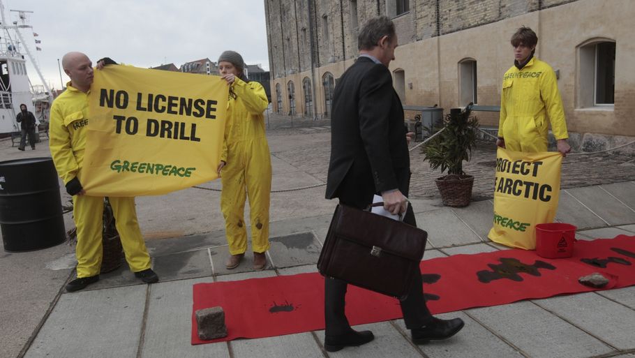 Her bydes repræsentanter for store oliefirmaer velkommen af Greenpeace-aktivister. (Foto: Thomas Lekfeldt)