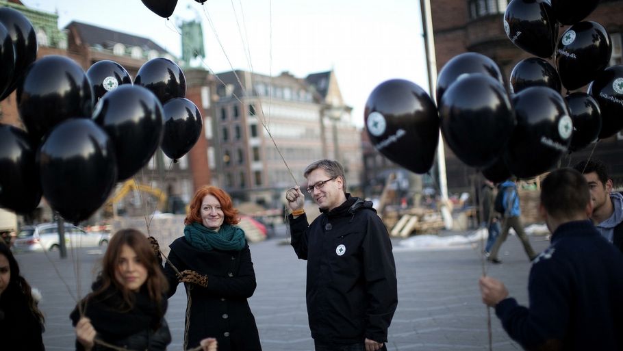 Ekstra Bladets chefredaktør Karen Bro og Klaus Nørlem, generalsekretær i Dansk Folkehjælp, sendte balloner i luften for at få danskerne til aktivt at støtte juleindsamlingen. (Foto: Thomas Sjørup)