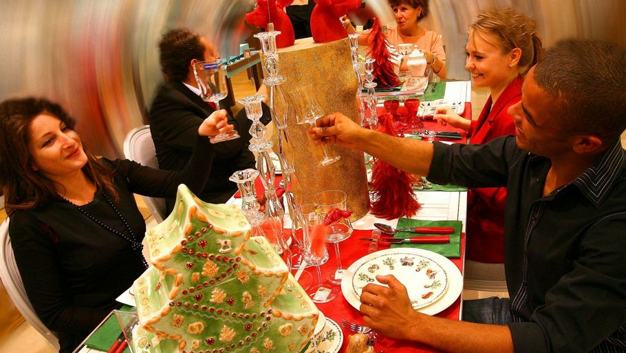 Det er ikke kun snapsen, du skal bekymre dig om til julefrokosten (Arkivfoto: Colourbox.com)