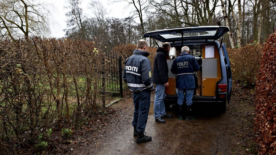 Politiets teknikere tømte bl.a. alle skraldespande tæt ved findestedet ved Søndersø i håb om at finde spor, der kan føre til forældrene til det døde barn. (Foto: Claus Bonnerup)