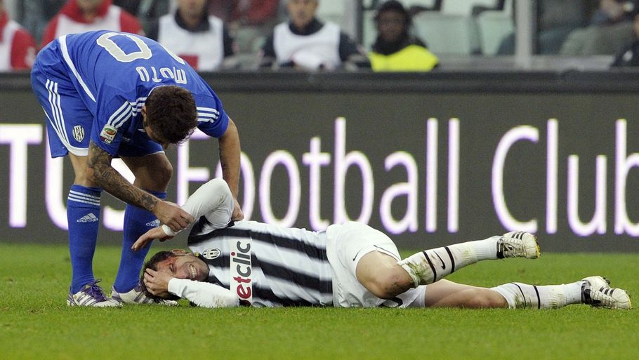 Den gamle holdkammerat Adrian Mutu tilser Del Piero, der vrider sig i smerte. (Foto: AP)