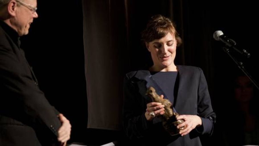 Danske Musikkritikeres formand, Klaus Lynggaard, uddelte sidste års pris til Marie Fisker. (Foto: Anthon Unger)