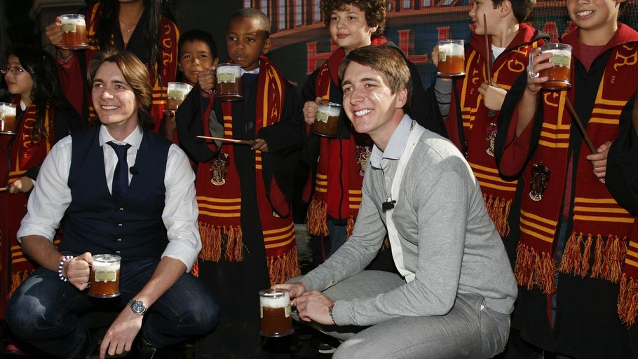 James Phelps og Oliver Phelps medvirker begge i filmene, og de var med til at åbne Harry Potter-parken i Universal Studios i Hollywood. (Foto: AP)