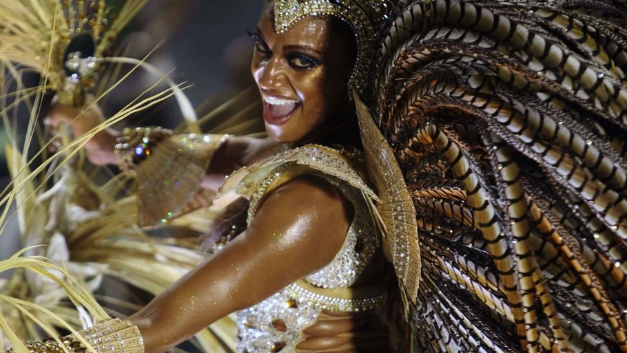 Kvinden på billedet optrådte ved karnevalet i Rio i marts. Den gennemsnitlige hudfarve i Bremen er lidt lysere, men mon ikke der ligeledes bliver fremvist spændende kostumer og rystet masser i røv i den sydtyske hansestad. (Foto: AP)