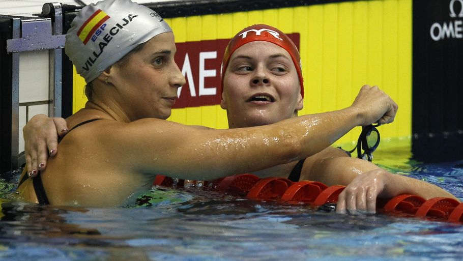 Guld-Lotte får en krammer af sin næmeste konkurrent. (Foto: AP/Michael Sohn)
