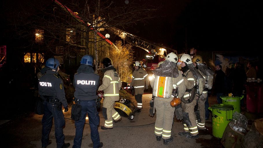 Et to-etagers hus på Christiania gik i brand tidligere i aftes. (Foto: Henning Hjorth)