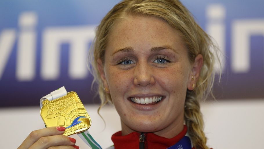 Jeanette Ottesen med sin guldmedalje. (Foto: AP/Michael Sohn)