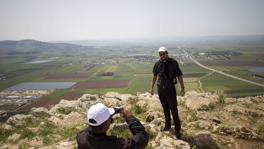 To præster tager billeder fra toppen af Precipice-bjerget, hvor Jesus blev smidt ud af Nazaret. (Foto: AP)