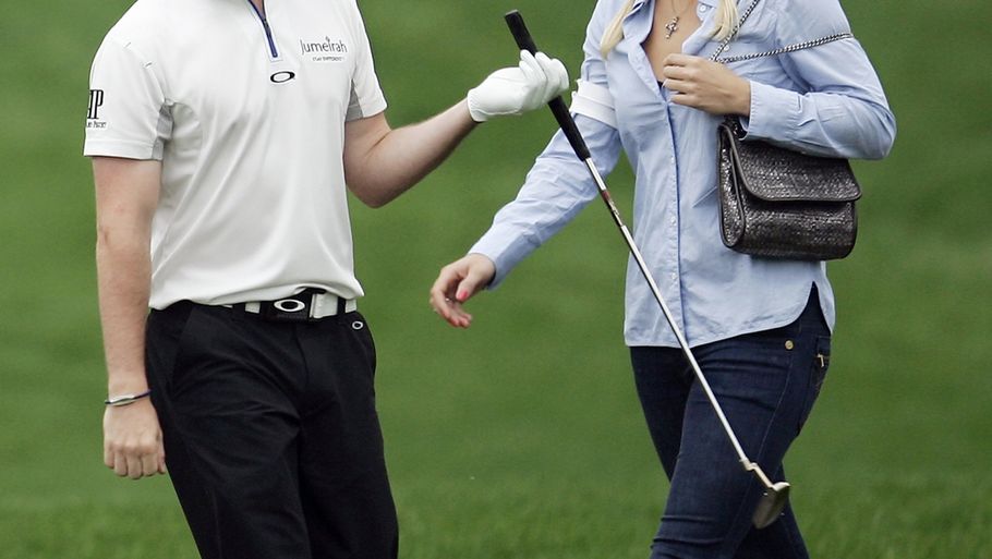 Kæresteparret Caroline Wozniacki og Rory McIlroy på golfbanen. (Foto: AP)