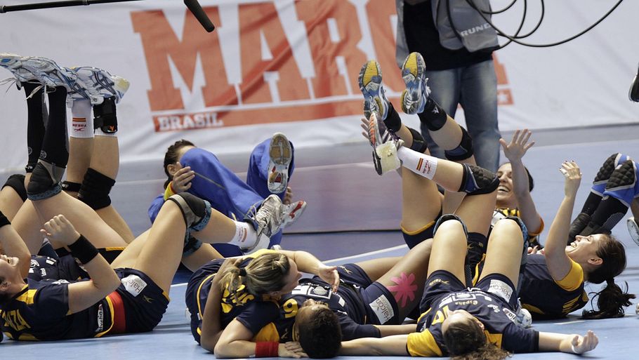 Sådan ser det ud, når de spanske håndboldkvinder fejrer en plads i VM-semifinalen. (Foto: AP)