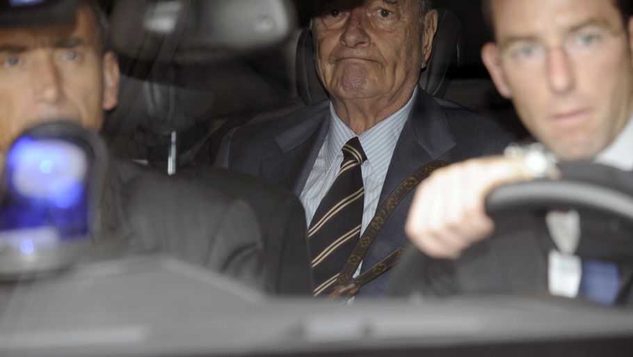 Det er en tynget ekspræsident, der bliver fotograferet, mens han forlader sit hjem. (Foto: Yoan Vala/AP)