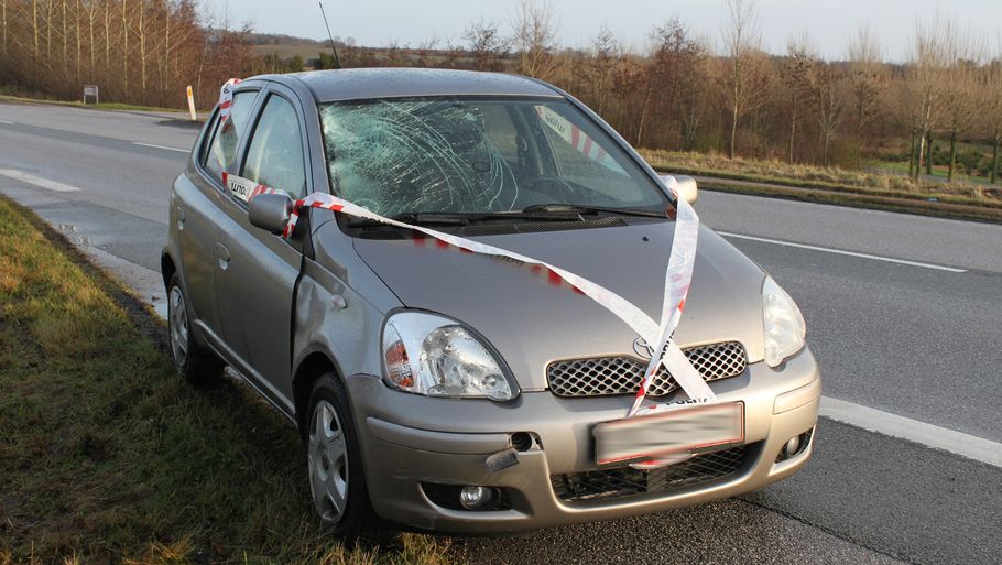 Det var på et helt lige vejstykke, at bilen på billedet påkørte og dræbte den 21-årige kvinde. (Foto: Pressemedie.dk)