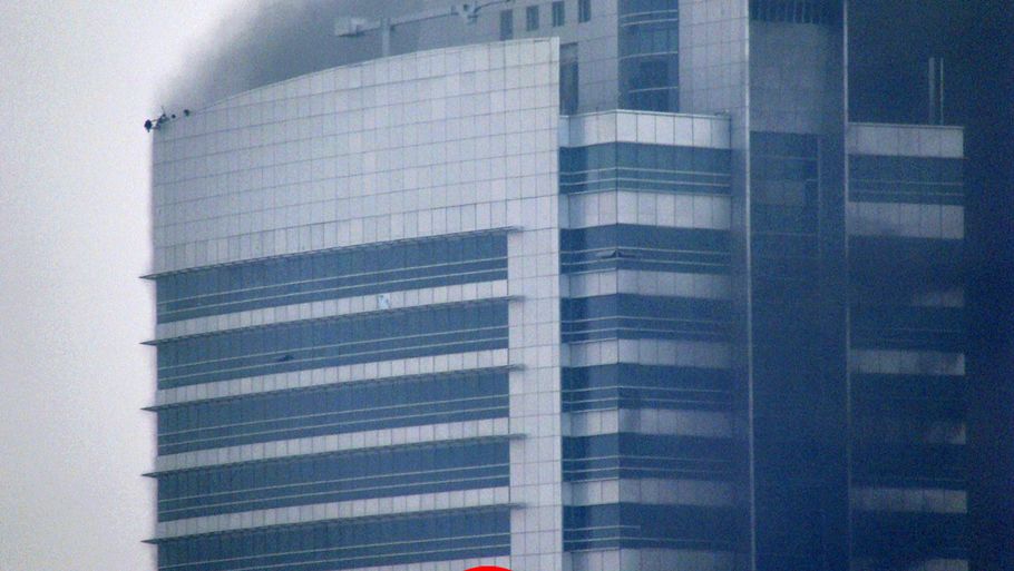 Tre mennesker måtte søgt tilflugt på denne afsats på ydersiden af skyskraberen, da branden raserede.  (Foto: AP)