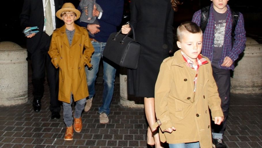 I weekenden fløj familien Beckham hjem til England. (Foto: All Over)