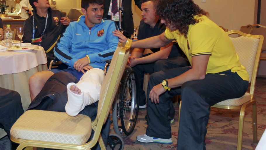David Villa med benet i gips trøstes af holdkammerater. Nu giver lægerne Barca-stjernen håb om heling før sommerens EM. (Foto: AP)
