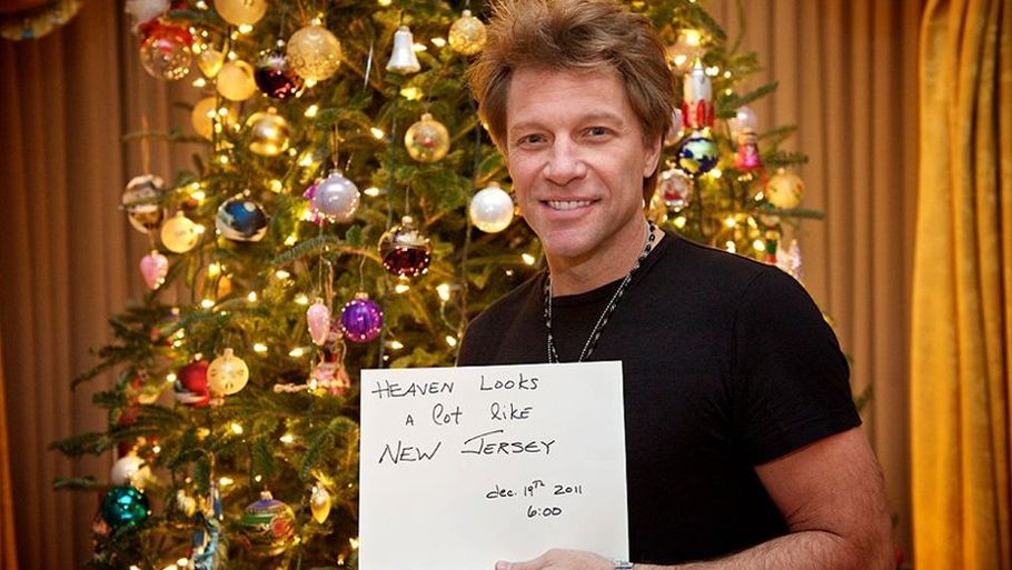 Jon Bon Jovi er i den grad i live. (Foto: Twitter)